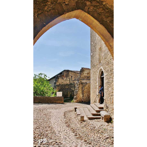 Le Village ( a droite portail de l église Forteresse Ste Marie-Madeleine 15 Em Siècle )