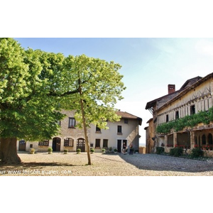 Le Village ( La place du Centre Historique )