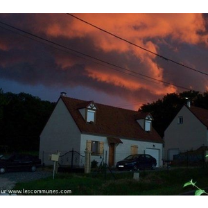 Maison neuve sous un ciel orangé