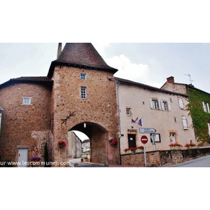 Porte du Village et la Mairie