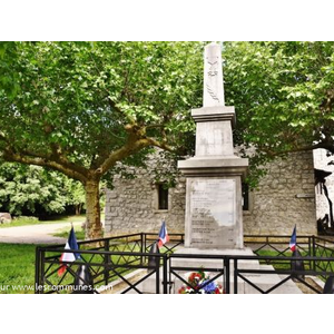 Auriolles ( Le Monument-aux-Morts )