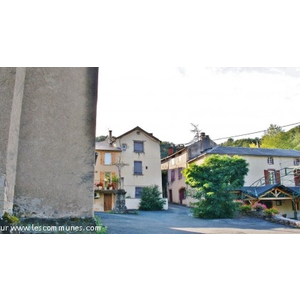 Le Village ( a droite la Mairie )