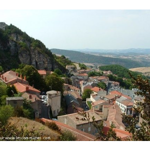 Vue sur le village de Roquefort et le rocher du Co...