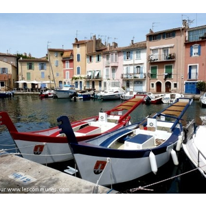 Barques des joutes martégales à quai au Miroir aux Oiseaux