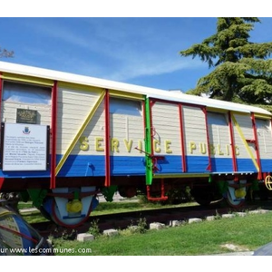 Le wagon de la colère des cheminots en 1995 devan...