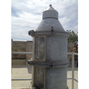 La phare qui éclaire la canal Saint Louis la nuit (présent en haut de la tour saint louis)