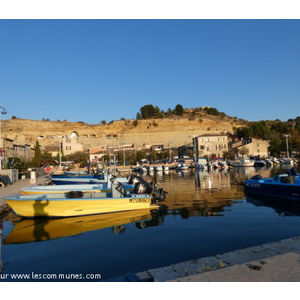Port de pêche du Pertuis . Habitats troglodytiques dans la falaise du Baou, en arrière-plan