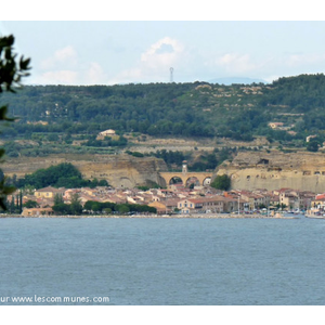 Le village (un quartier) au bord de l étang de Berre