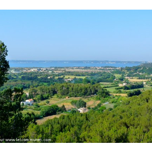 Campagne environnante avec vue sur l étang de Berre  et le viaduc Saint-Léger, ligne Paris-Vintimille