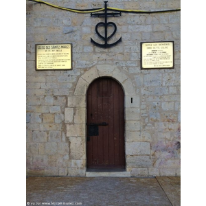 Entree eglise de Saintes maries de la Mer