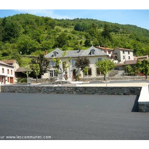 la mairie et sa place