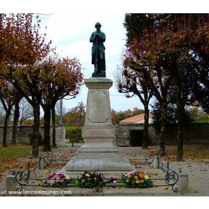 Le jardin public et le monument aux morts.