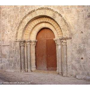 L église Romane Saint-Martial: 
le Porche XIème...