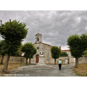 L église et le Monument-aux-Morts