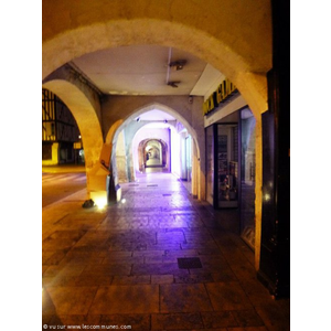 Les arcades de nuit à la Rochelle