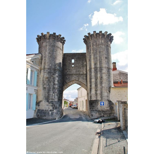 Porte St Pierre ( 14 Em Siècle )