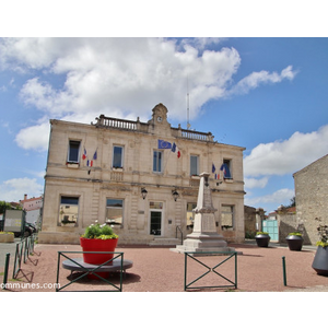 la mairie et le monument aux morts