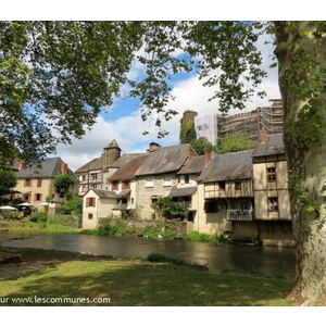 Anciennes maisons sur les bords de la Vézère