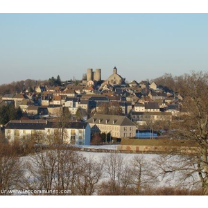 Le bourg de Crocq dominé par ses deux tours vestiges d un château du XIIe siècle.