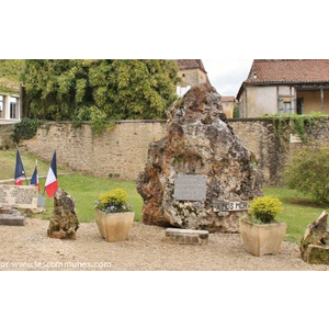 Cadouin Monument-aux-morts