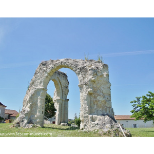 les ruines de église Saint Jean 