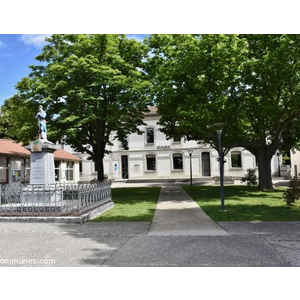 le monument aux morts avec la mairie