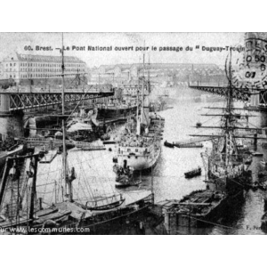 Croiseur Duguay-Trouin en port de Brest (1901).
V...