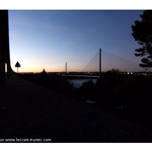 Le pont de l Iroise à la tombée de la nuit. Vu du pont Albert Louppe.