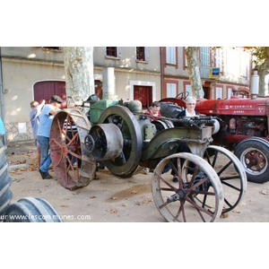 Exposition de vieux tracteurs a Buzet-sur-Tarn