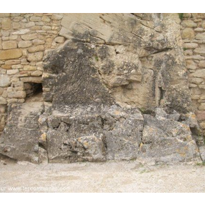 rocher acoller au mur du chateau  qui etait mon li...