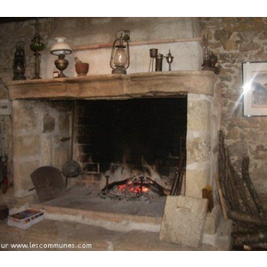 CHEMINEE situe dans la piece principale au Syndica...
