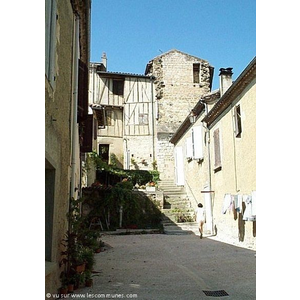 dans le vieux village beaucoup de visiteurs sont étonnés par l agendement des maisons- ici un vieil escalier dans une rue- 