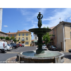 Le Village et la Fontaine