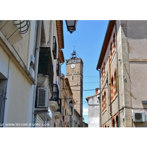 Le Village ( au fond la tour de l horloge )