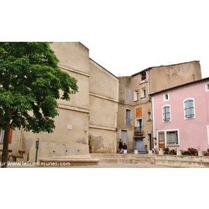 Le Village ( Grande Fontaine a Gauche )