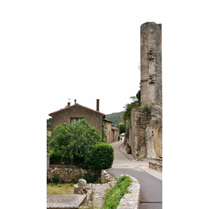 Le Village ( a droite la Tour du Château Vicomtale 13 Em Siècle )