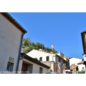 Le Village ( en haut la tour 10 Em Siècle )