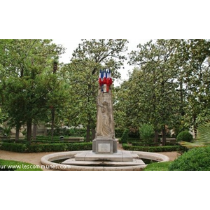 Parc de la Mairie ( Monument aux Morts )