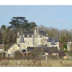 Chateau du XV et XVII siecles, avec parc 4 hectares, dans le village de La Celle-Guenand