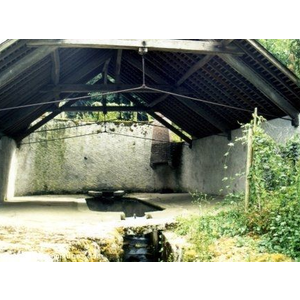 Ancien lavoir, alimenté -dit on - par une source ...
