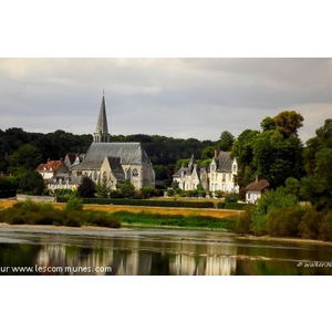  Cour-sur-Loire , sur l autre rive de Montlivault , avec le bac , 30 minutes de traversée .