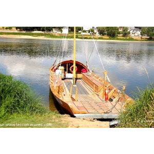 Bac entre Montlivault et Cour-sur-Loire .

Tarif 2€ la traversée, 12 passagers maximum

Comptez 30min de passage.