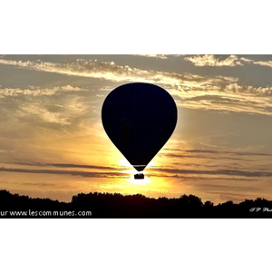 Contre jour sur une Montgolfière , au Soleil couchant sur les bords de Loire à Montlivault ..