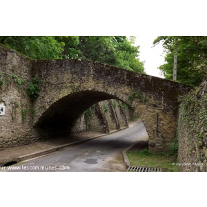 Juste à côté de la Fontaine Brouat .