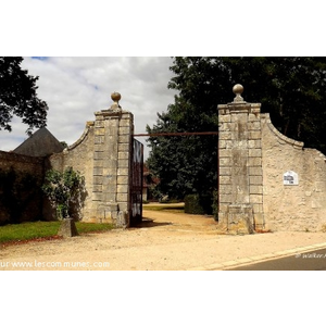 Entrée du Châteaux de Montlivault .