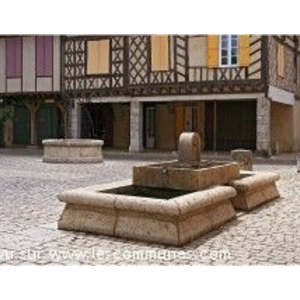 Très belle place avec en son centre la halle 