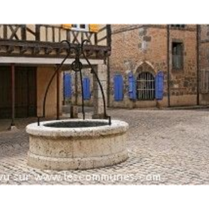 Très belle place avec en son centre la halle 