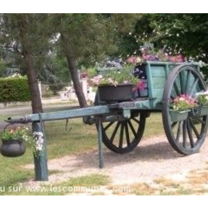 Une charrette, autrefois utilisée par les résiniers pour transporter les barriques de gemme et pour les travaux de la ferme. A ce jour, elle sert de décor sur le site du lotissement" les pins" au coeur de notre village.