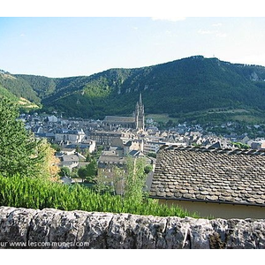 Mende, au pied du Mont Mimat (1068 m d altitude)