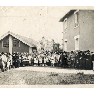 une fête religieuse au village 1947---->